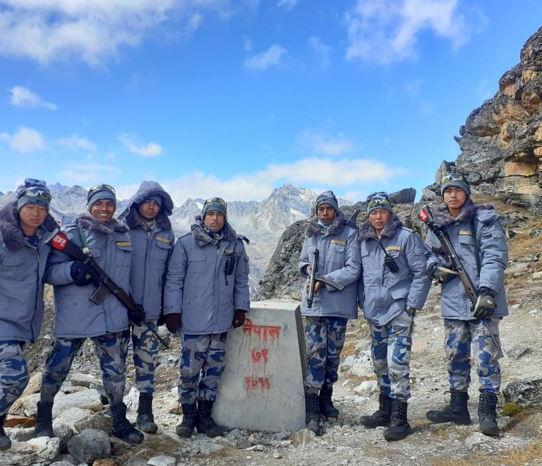 फौजीका कथा ः दशैंले छोपेको बेला पनि सीमावर्ती क्षेत्रमा गस्ती  गर्दै सशस्त्र प्रहरी टोली