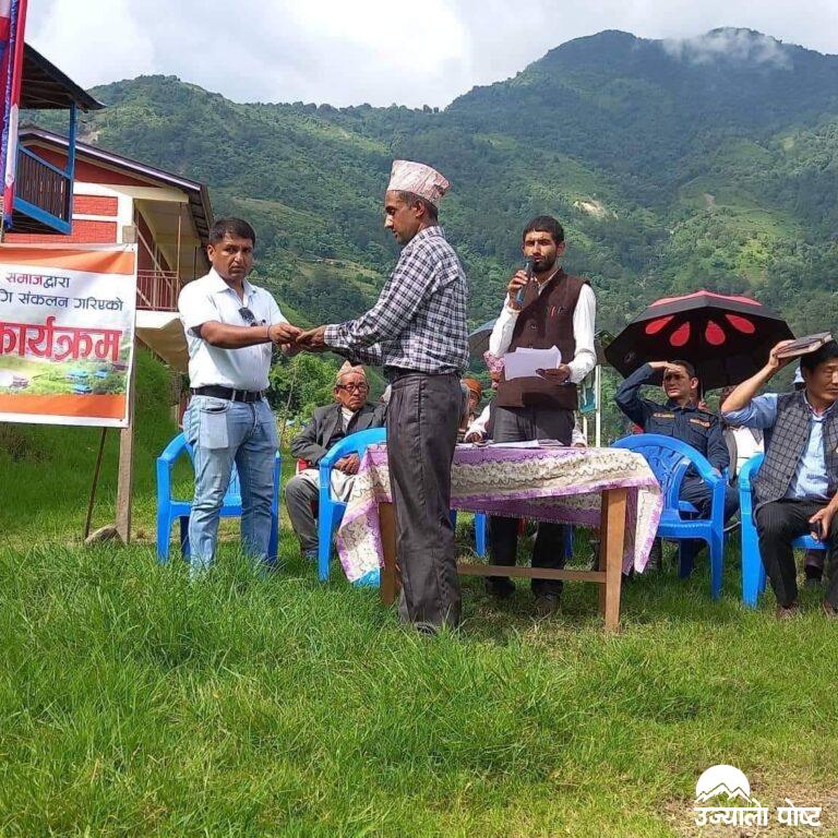 खेवाङका पहिरो पीडितलाई १२ लाख रुपैंया बढी राहत रकम हस्तान्तरण