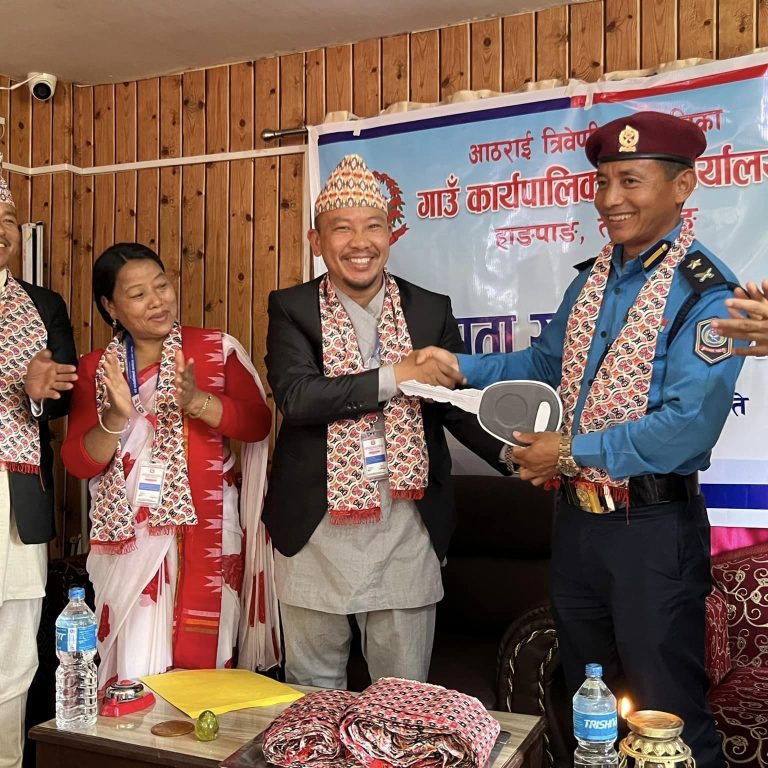 आठराई त्रिबेणीका निःशुल्क जग्गादाता सम्मानित,फुलवारी प्रहरी चौकीलाई पालिकाले दियो मोटरसाईकल