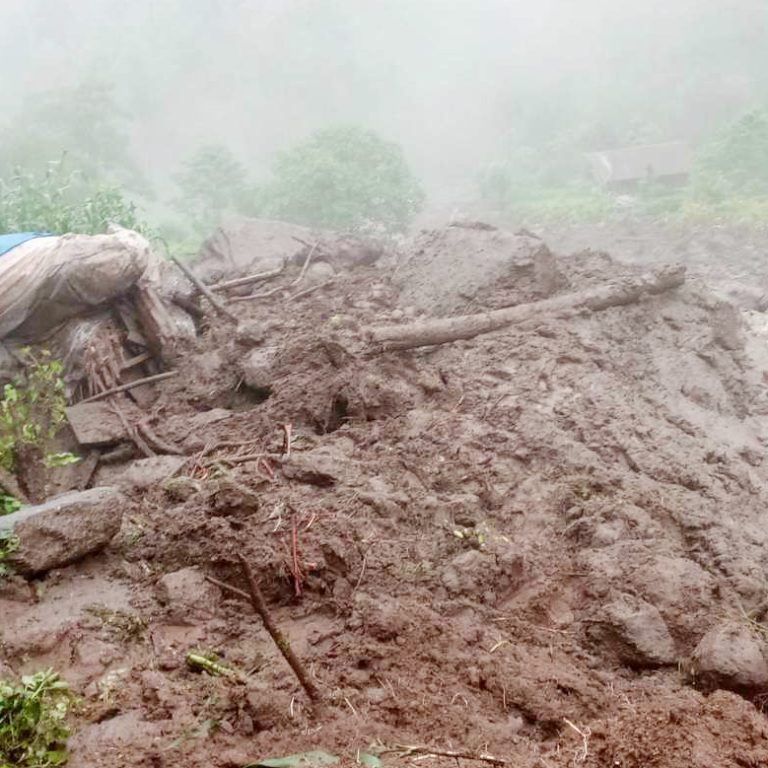 पहिरोले पुरिएर एकै परिवारका चार जनाको मृत्यु