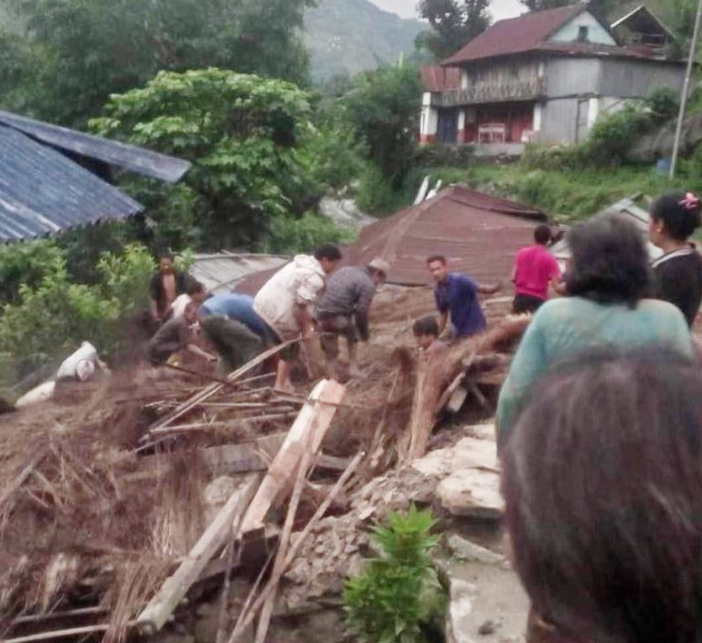 आम्बेगुदिनमा घर भत्किँदा बालकसहित छ घाइते