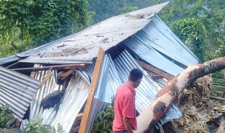 खेजेनिममा पहिरो जाँदा घरमा क्षति