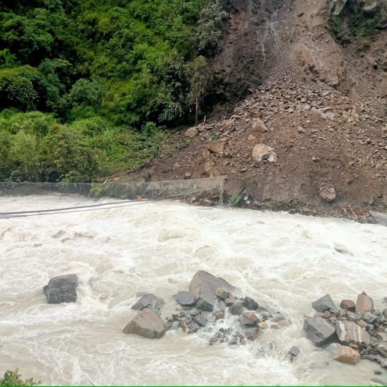 घुन्साखोला माथिको झोलुङ्गे पुल र बाटो बगाएपछि घुन्सा र कञ्चनजंघा बेसक्याम्प जान कठिनाइ