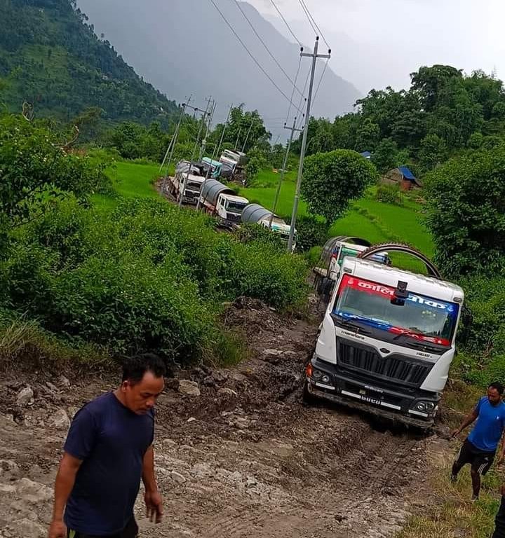 ‘दोहोरो सवारी कर’ खारेजी र बाटो मर्मतको माग गर्दै सिरिजङ्गाका यातायात व्यवसायीद्धारा यातायात बन्द आवह्वान