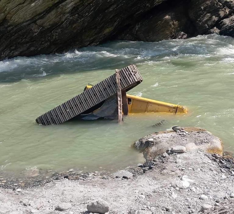 काम गर्दै गरेको अपर काबेली हाइड्रोको स्काईभेटर अनियन्त्रित भई काबेली नदीमा पर्यो,चालक सकुशल