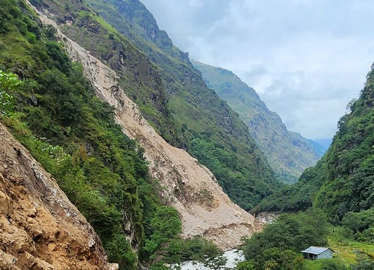 सुख्खा पहिरोमा परी ट्रेकिङ समूहका भान्सेको मृत्यु