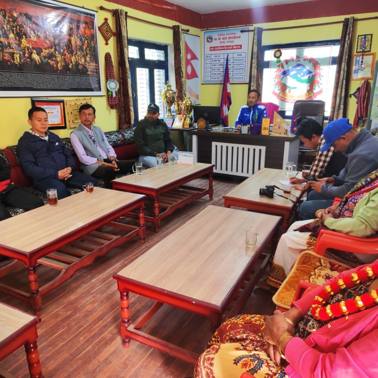 डिभिजन वन कार्यालयले फुरुम्बुका लाभग्राहीलाई अल्लो प्रशोधन गरी कपडा बनाउन आवश्यक पर्ने उपकरण दिने