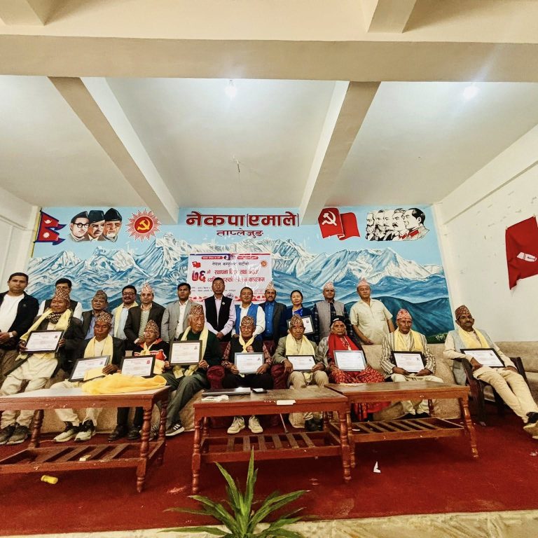 स्थापना दिवसमा जेष्ठ कम्युनिष्ट सदस्यलाई अभिनन्दन