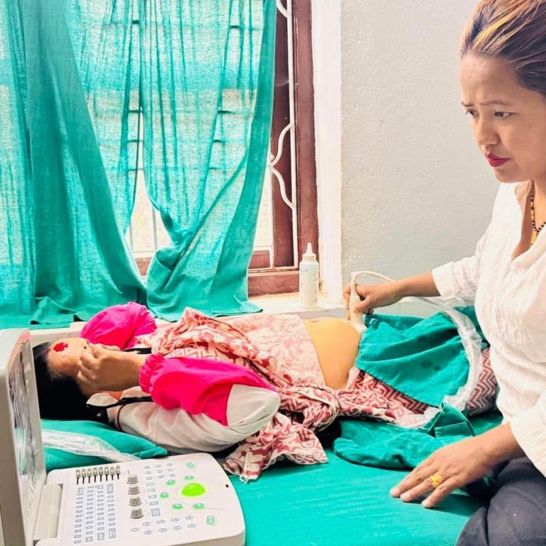 सिदिङ्वामा वडा-वडामा पुगेर गर्भवती महिलाको गर्भ परीक्षण
