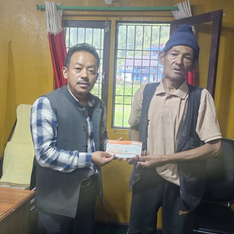 अति विपन्न दीर्घरोगीलाई मैवाखोलाको सहयोग,क्यान्सर पीडित शेर्पाले पालिकाबाट पाए १ लाख उपचार खर्च
