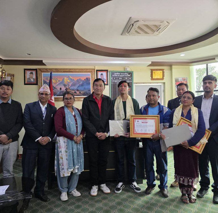 फुङलिङद्धारा उत्कृष्ट बिद्यार्थीलाई ल्यापटपसहित सम्मान