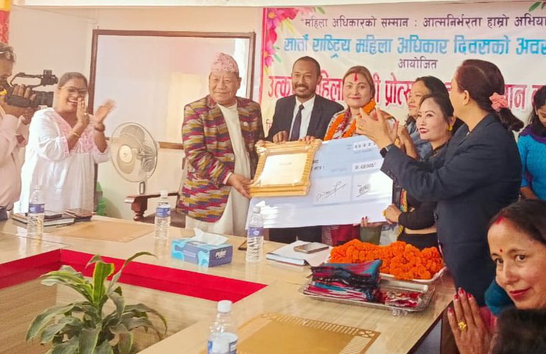 व्युटीपार्लर व्यवसायी श्रेष्ठ पुरस्कृत