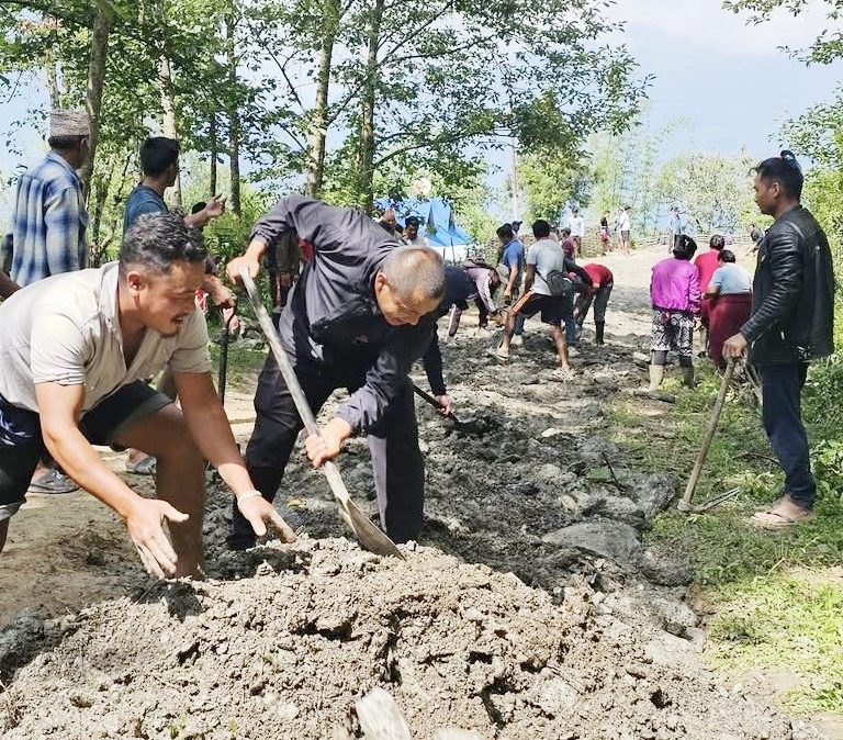 मैवाखोलामा जनश्रमदानमार्फत सडक मर्मत गरिँदै