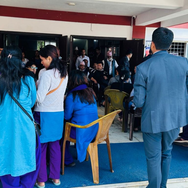 वडाध्यक्षको अभिव्यक्तिप्रति आपत्ति उठाउँदै फुङलिङ नगरपालिकाका कर्मचारी ‘पेन डाउन’मा