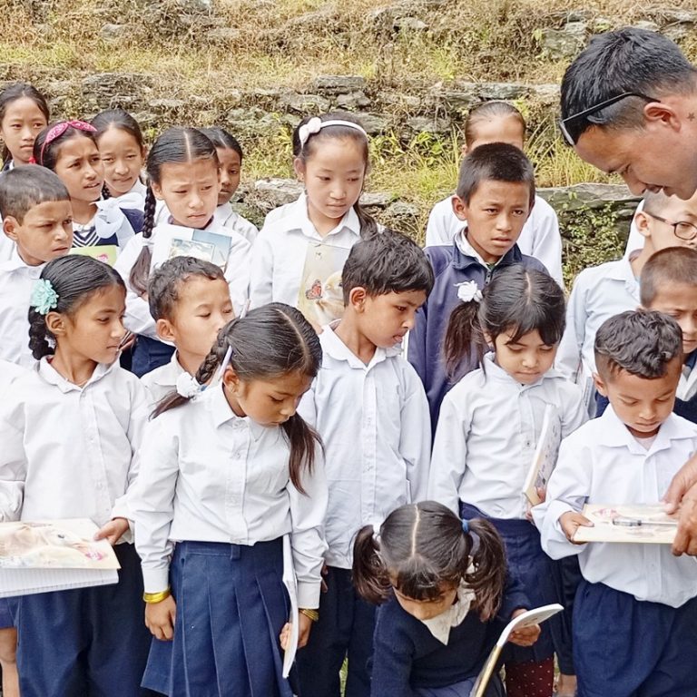 समाजसेवी युवाद्वारा शैक्षिक सामग्री वितरण