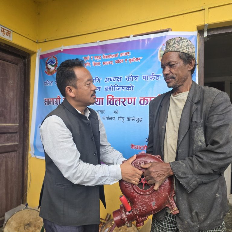 मैवाखोलाद्धारा दलित सशक्तिकरणका लागि अध्यक्ष कोष कार्यक्रममार्फत झण्डै १२ लाख बराबरको सामग्री प्रदान