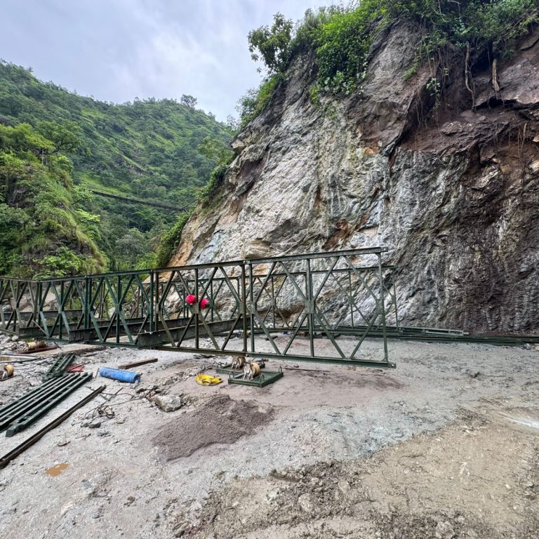 अपर तमोर जलविद्युत आयोजनाद्धारा सिस्नेखोलामा बेलिब्रिज जडान सुरु,बढीमा ४ दिन भित्रमा निर्माण सक्ने लक्ष्य