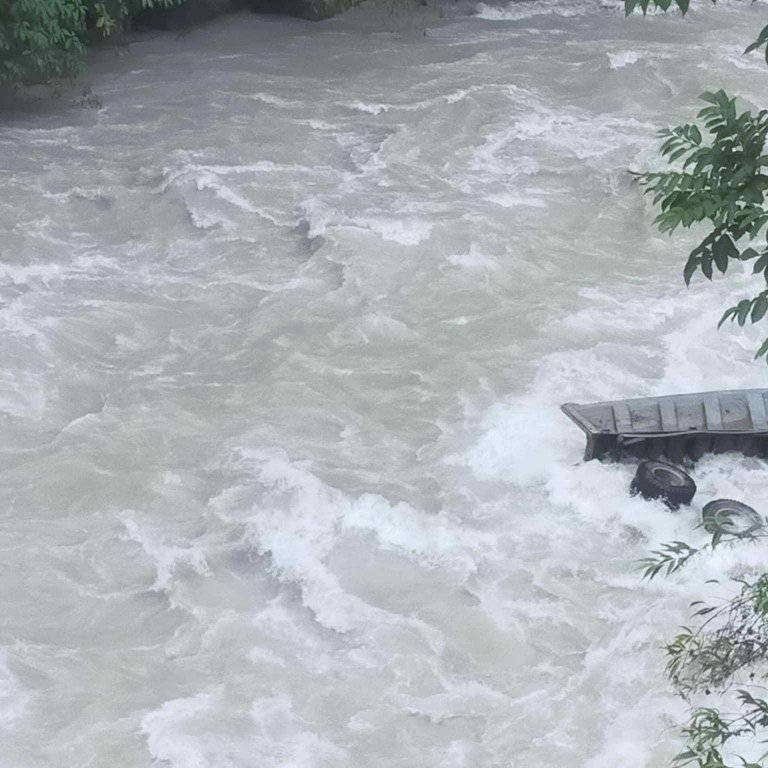 ताप्लेजुङको फक्ताङलुङमा टिप्पर तमोर नदीमा खस्दा एकजना बेपत्ता