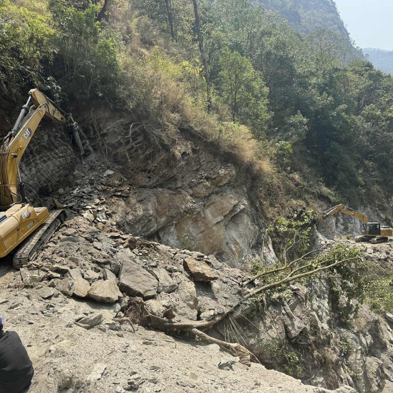 माथिल्लो मेवाखोला हाईड्रोले बनाईदियो करिव ९ किमी सडक