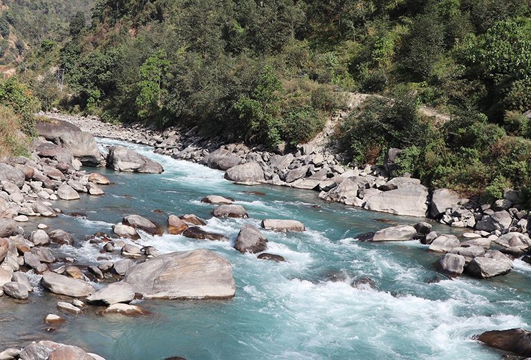 अपर तमोरको कामदार बस्ने ब्यारेकमा तोडफोड,तोडफोड गर्नेको खोजी सुरु