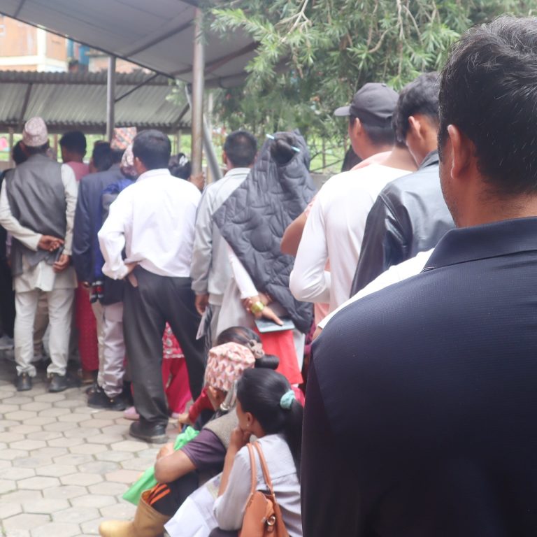 ताप्लेजुङममा राष्ट्रिय परिचयपत्र बनाउनेको दिनहुँ भीड