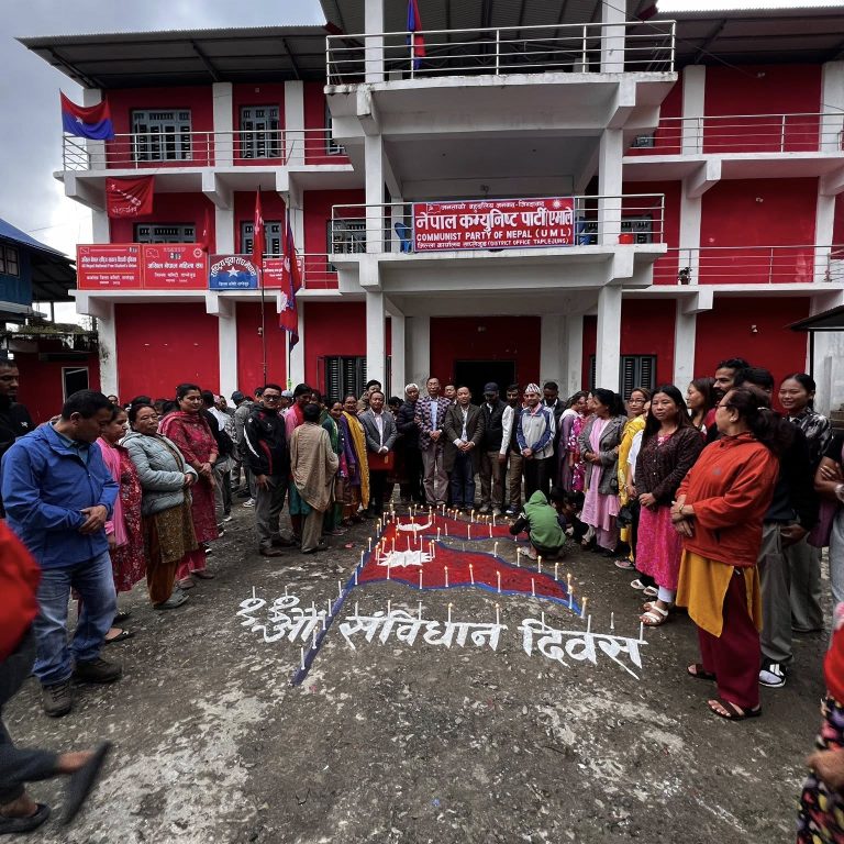 दीप प्रज्वलन,अन्तरक्रिया,सरसफाई र झण्डोत्तोलन गर्दै ताप्लेजुङमा मनाईयो संबिधान दिवस