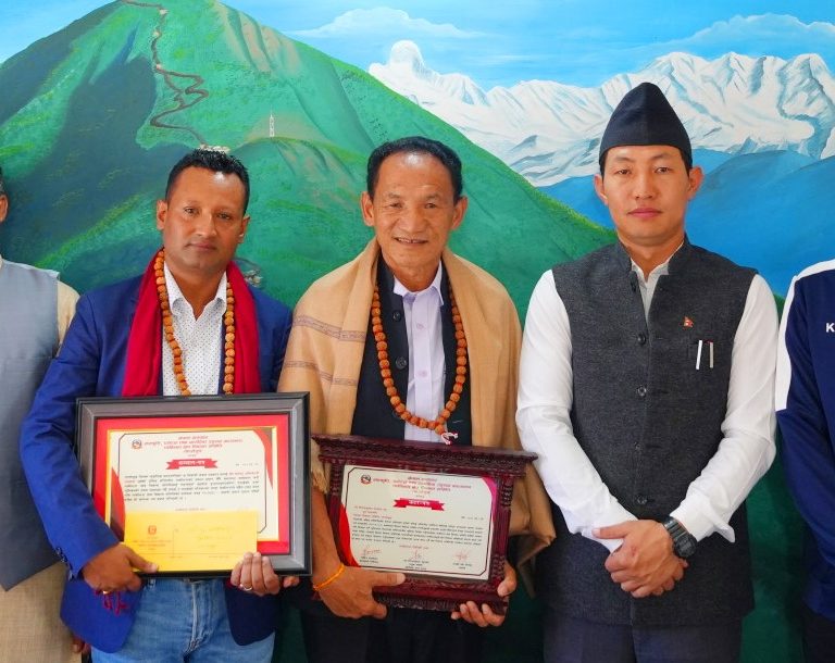 सम्पादक अधिकारी र पूर्व-जिविस सभापति सेन्दाङ सम्मानित