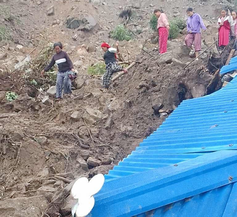 फाकुम्बामा पहिरोमा पुरिएर दुईको मृत्यु, तीनजना घाइते