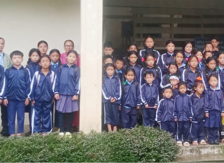 लिङ्तेपमा विद्यार्थीलाई ट्रेकसुट वितरण