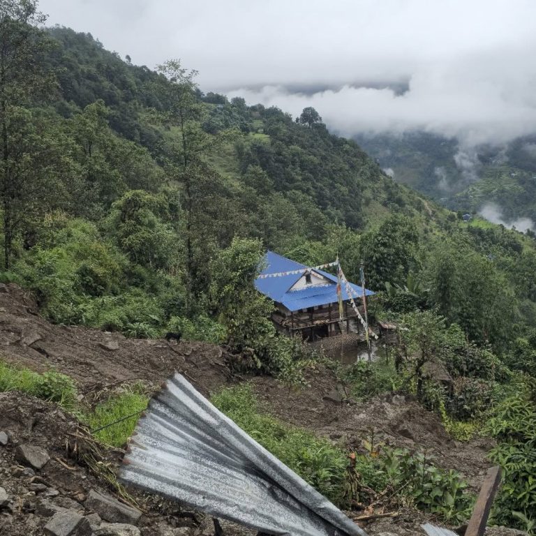 पहिरोको बितण्डा,मैवाखोलामा ११ घर परिवार बिस्थापित,१२ घर उच्च जोखिममा,ठाउँठाउँमा ग्रामीण सडक अबरुद्ध