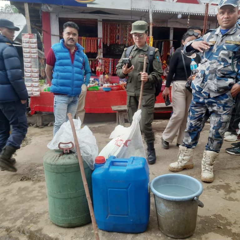 बिक्री र प्रयोगमा प्रतिवन्ध गरिएको पाथीभरा क्षेत्रमा मदिराजन्य पदार्थ भेटेपछि अनुगमन टोलीद्धारा जफत गरी नष्ट