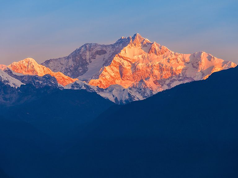 खराव मौसमका कारण कञ्चनजंघा हिंडेका ७ भारतीय सहित ८ जनालाई फुङलिङमै रोकियो