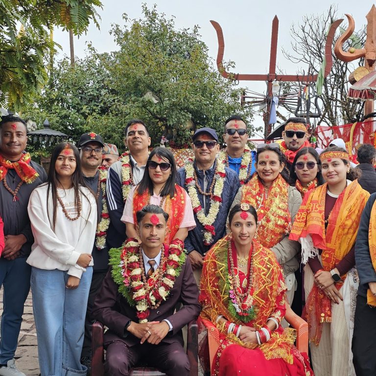 बडादशैंको अवसर पारेर करिव ३८ सय मिटर उचाईको पाथीभरा मन्दिरमा एक जोडीले गरे बिबाह