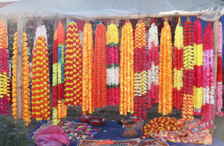 ताप्लेजुङमा कृत्रिम फूल मालाको कारोबार बढ्दो