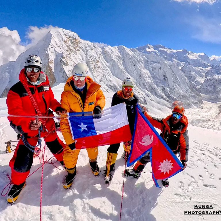 एक बिदेशी सहित ५ जना पाथीभरा साउथ इष्ट हिमालको सफल आरोहणपछि पाथीभरा मन्दिरको दर्शनमा