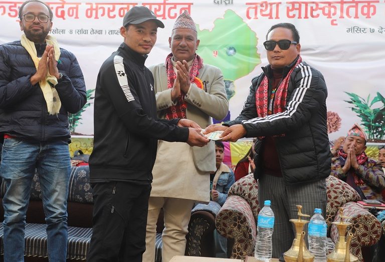 मन्त्री हाङगामद्धारा तेम्बाका आगलागी पीडितलाई राहत प्रदान,इन्द्रबहादुर फाउण्डेसनले दियो न्यानो कपडा