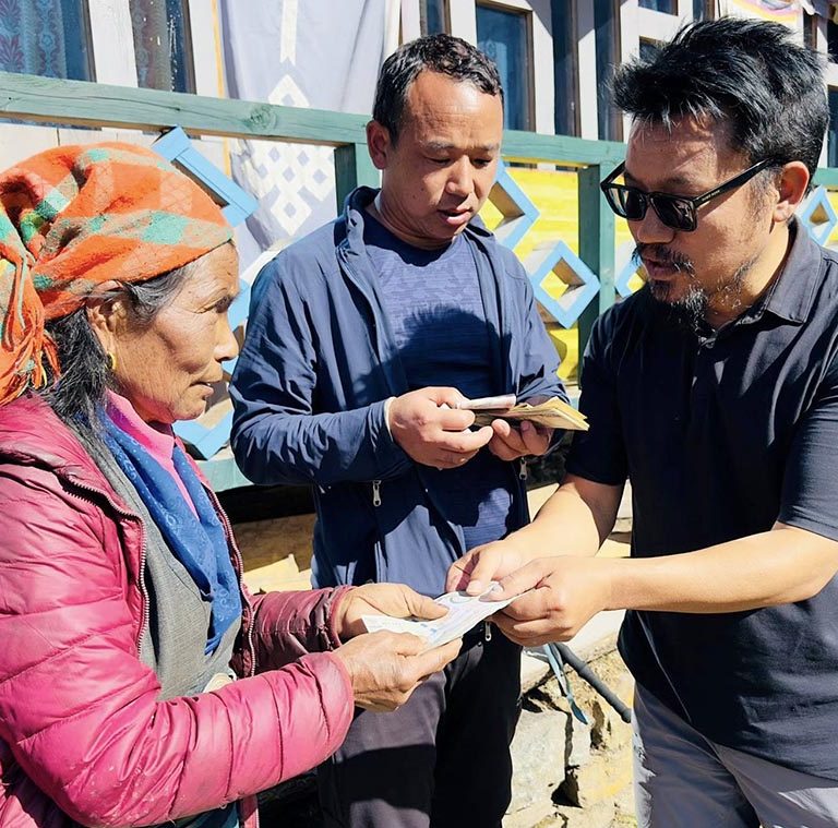 विकट गाउँका लाभग्राहीलाई गाउँमै पुगेर भत्ता वितरण