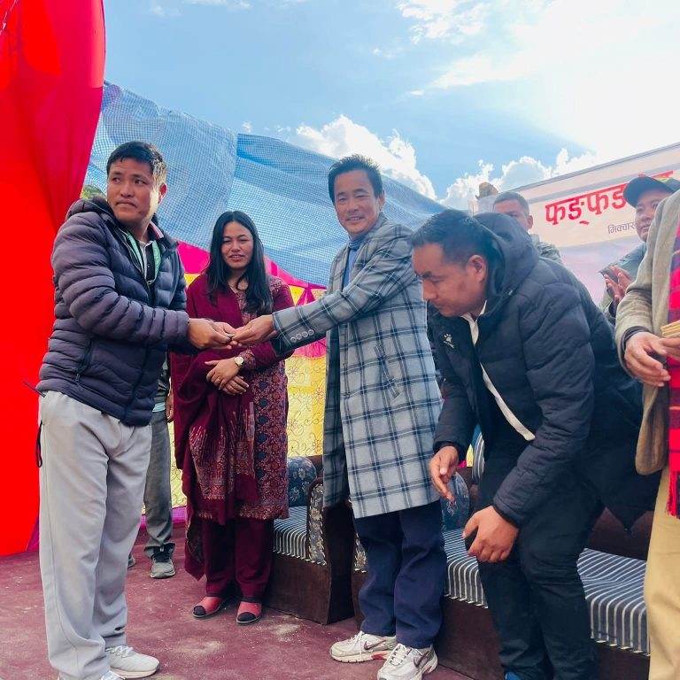 काँग्रेस ताप्लेजुङद्धारा तेम्बाका अग्नि पीडितलाई राहत बितरण