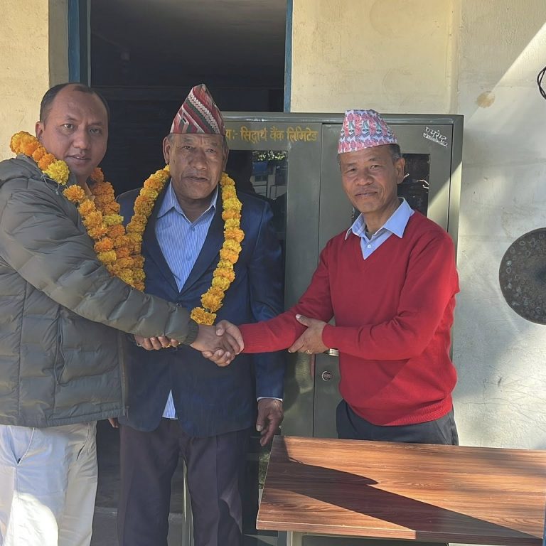 सिद्धार्थ बैंकको ताप्लेजुङ शाखामार्फत फुङलिङका दुई बिद्यालयले पाए दराज र टेवल