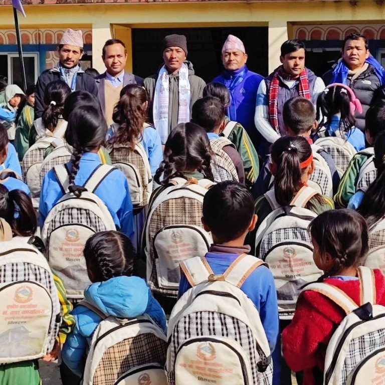 फुरुम्बुमा विद्यार्थीलाई अल्लोको झोला वितरण