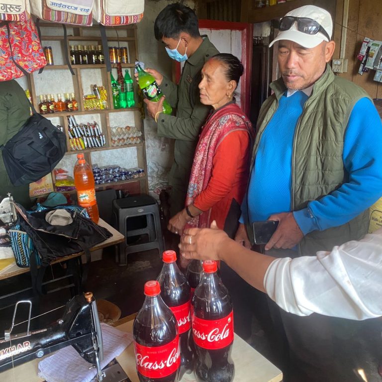 बजार अनुगमनमा आफैं खट्दै मिक्वाखोलाका जनप्रतिनिधि