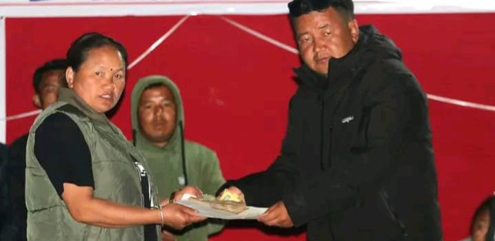 तेम्बाका आगलागी पीडितलाई सहयोग जुट्ने क्रम जारी