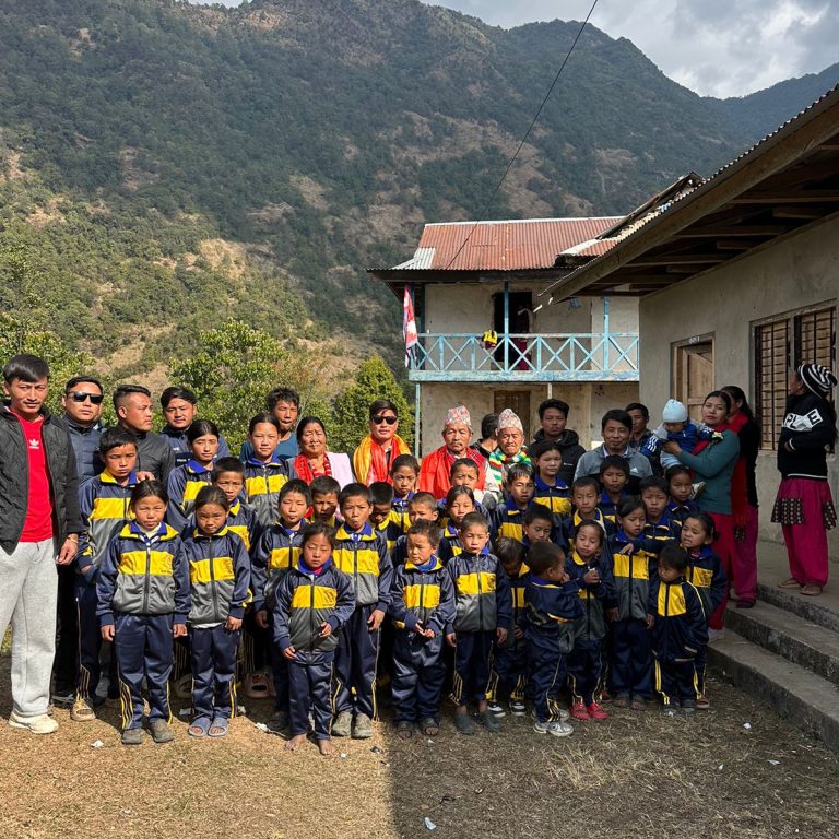 ३१ बिद्यार्थीलाई न्यानो कपडा दिदैं भीरनेले मनाए जन्मदिन