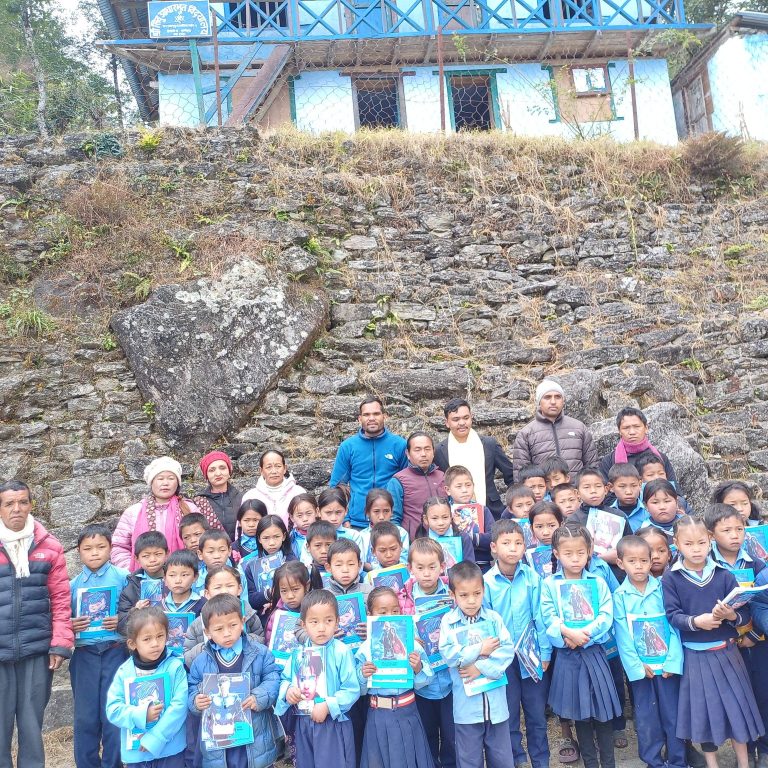 जन्मदिनको अवसरमा बिद्यार्थीलाई शैक्षिक सामग्री बितरण