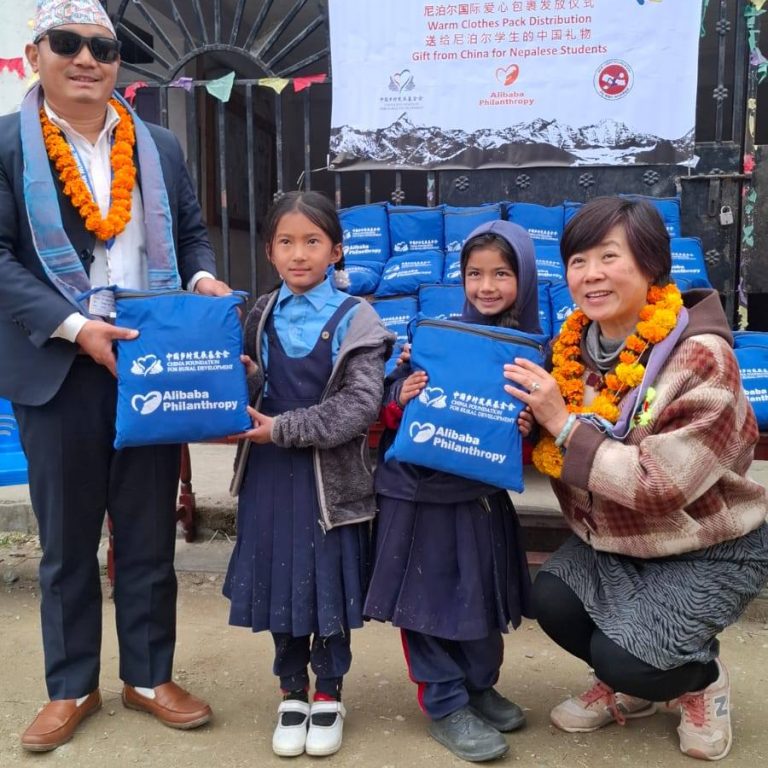 सिरिजङ्गाका ११ बिद्यालयका कक्षा ५ सम्म अध्ययनरत बिद्यार्थीलाई न्यानो कपडा बितरण सुरु
