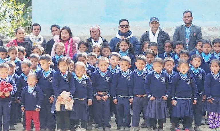 विद्यार्थीलाई न्यानो स्विटर वितरण