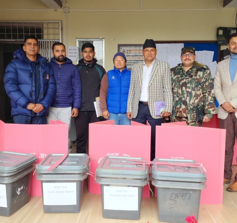 ताप्लेजुङका ४ हिमाली क्षेत्रका मतदान केन्द्रमा मतदान सामग्री सहित खटिए कर्मचारी