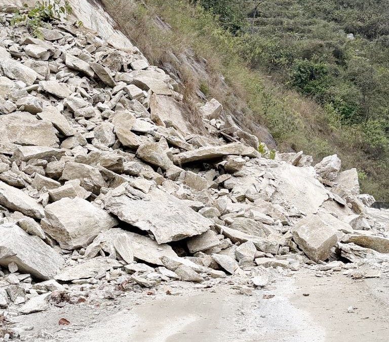 सुक्खा पहिरो खसेर मेची राजमार्ग अवरुद्ध