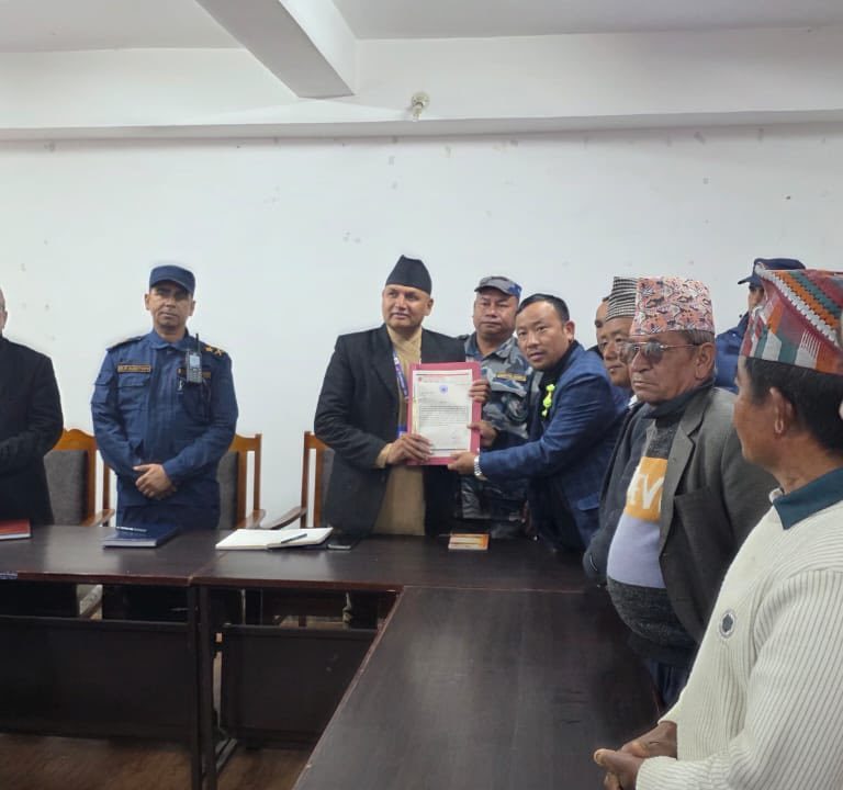 ओली र लेखकको रिहाईको माग गर्दै एमाले ताप्लेजुङद्धारा सरकारलाई ज्ञापनपत्र