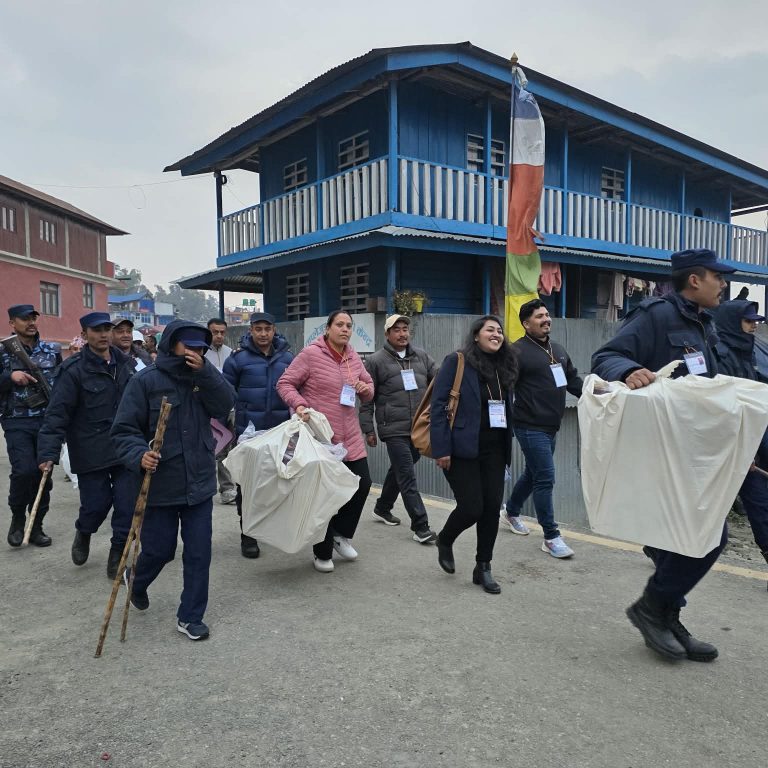 ताप्लेजुङमा ५१.४५ प्रतिशत मत खस्यो,मतपेटिका मुख्य निर्वाचन अधिकृतको कार्यालयमा ल्याइदै